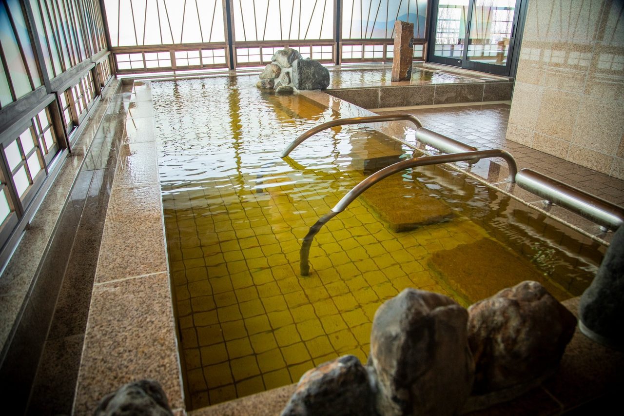 La Vista 富良野 Hills 女湯：霧氣三溫暖與兩座壺湯