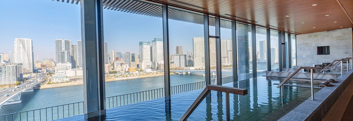 La Vista 東京灣 14 樓大浴場的窗景