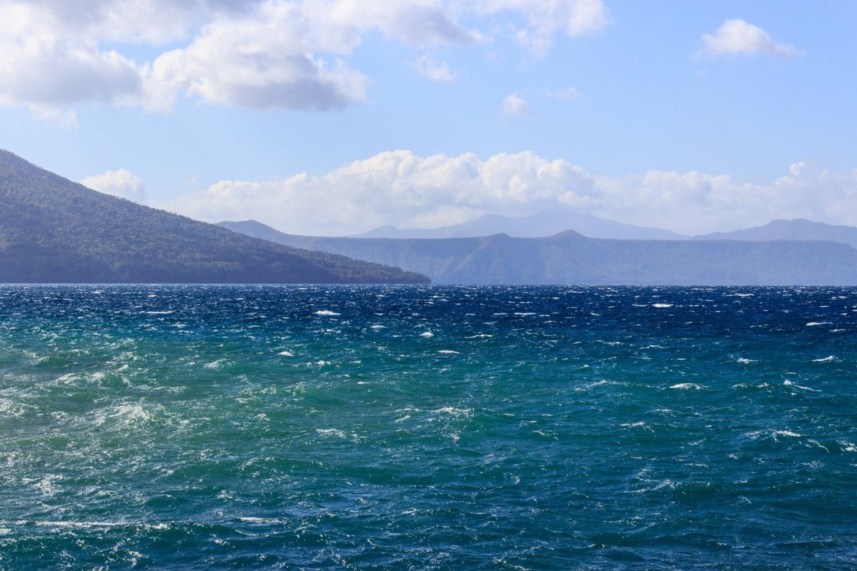 支笏湖湛藍湖面與對岸山影
