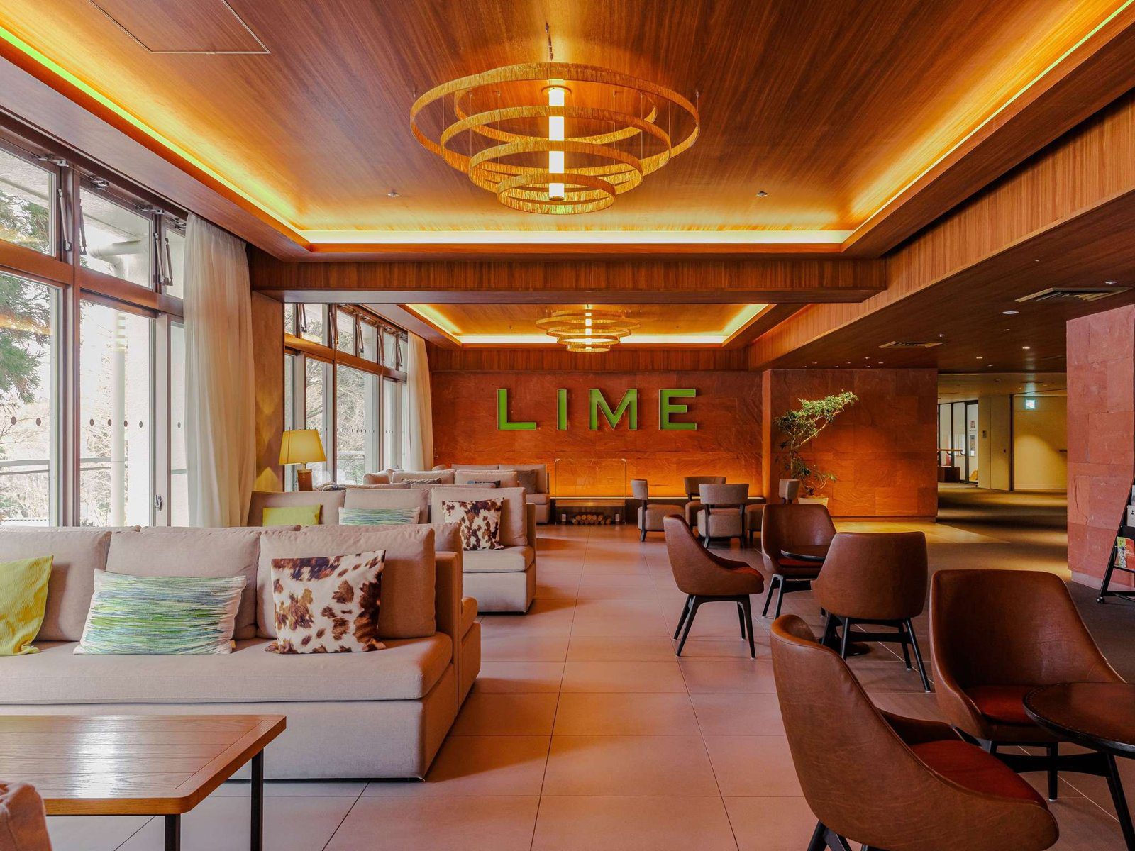 LIME RESORT 妙高 掛著 LIME 字樣的大廳