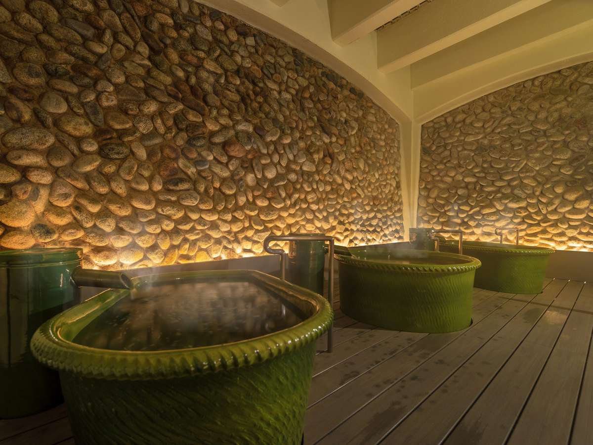 LIME RESORT 妙高 卵石牆前的信樂燒壺湯