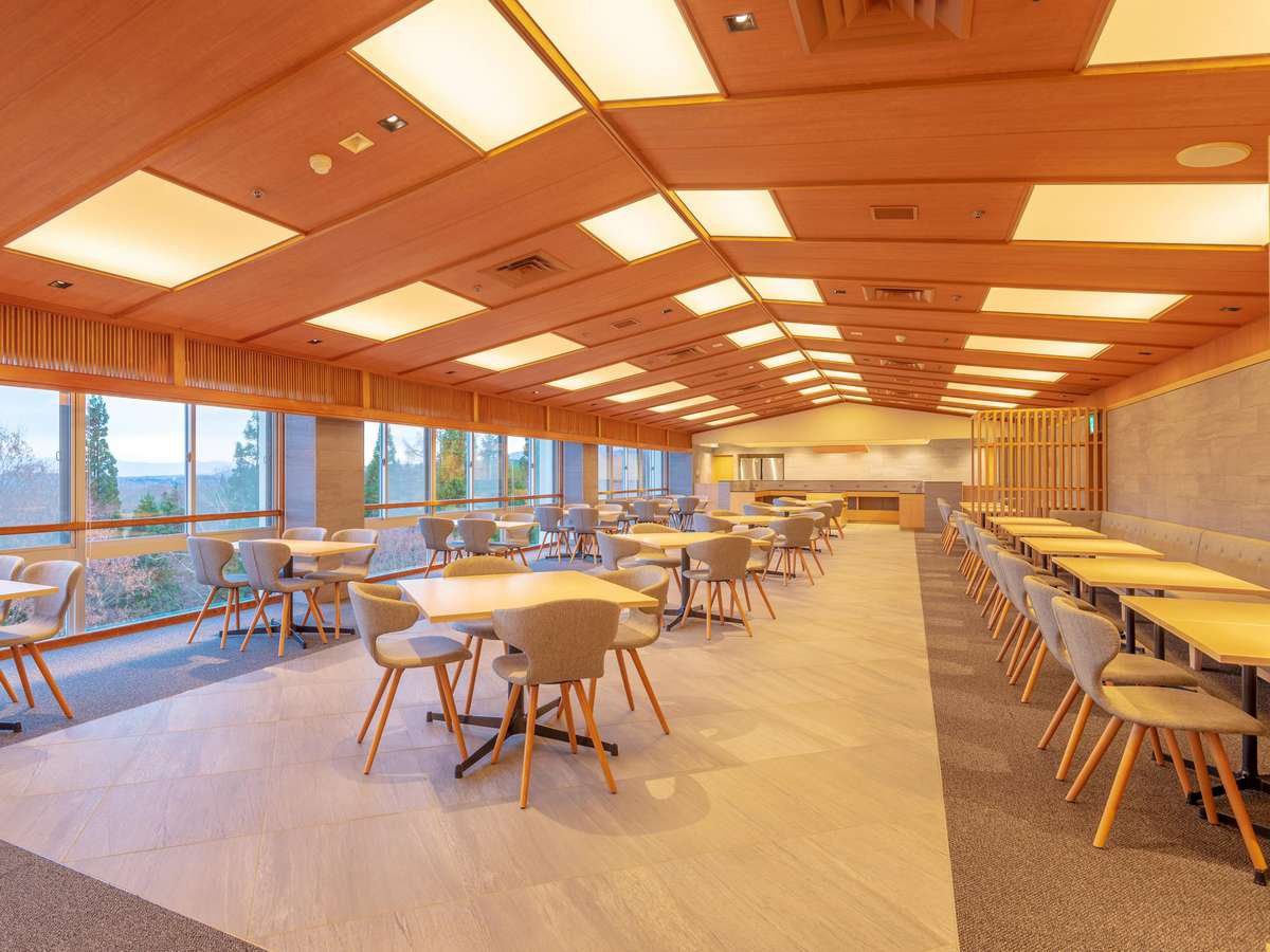 LIME RESORT 妙高 大窗採光的餐廳 LIME KITCHEN