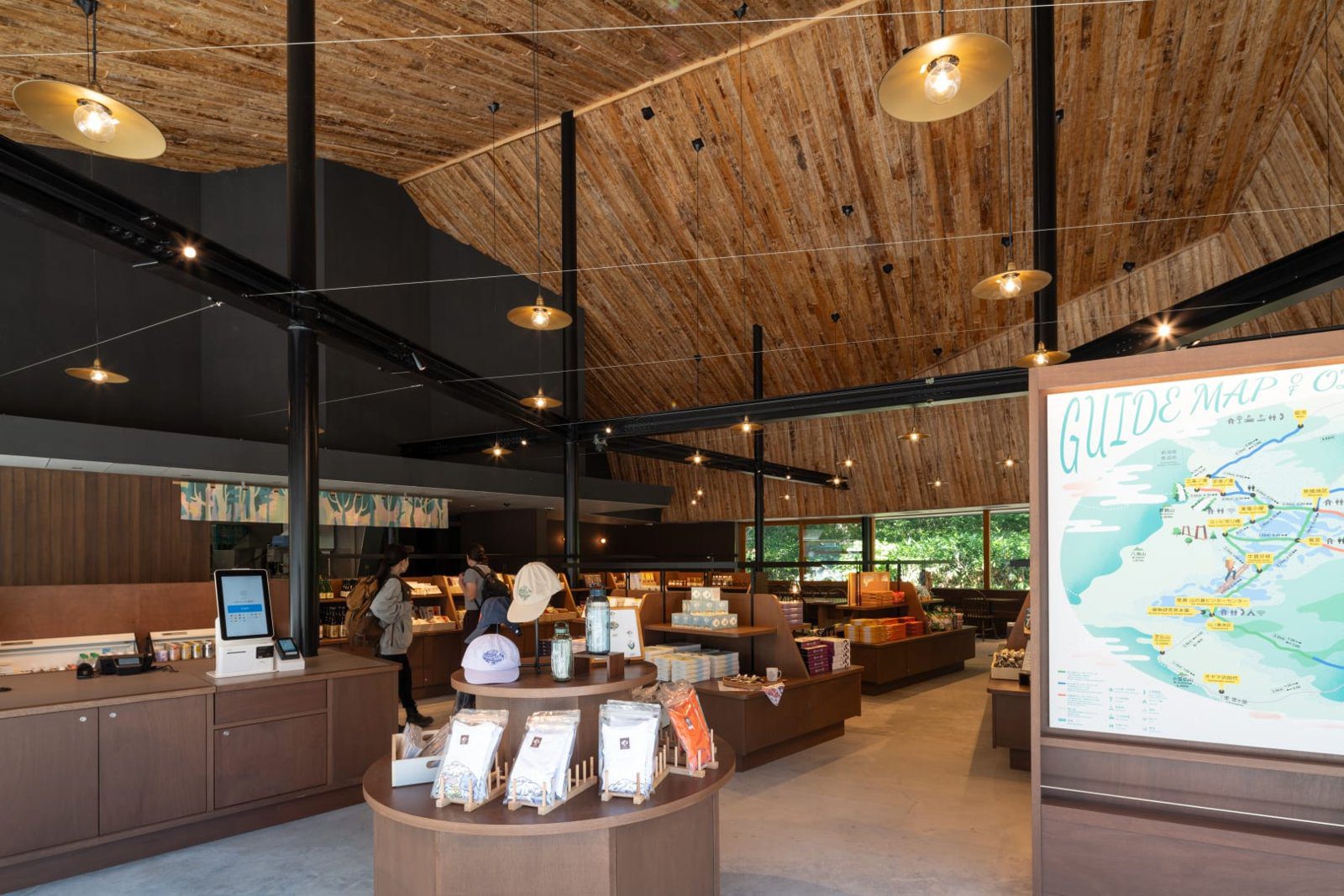 星野集團 LUCY 尾瀨鳩待 鳩待基地 Cafe & Shop 的商品區與尾瀨地圖