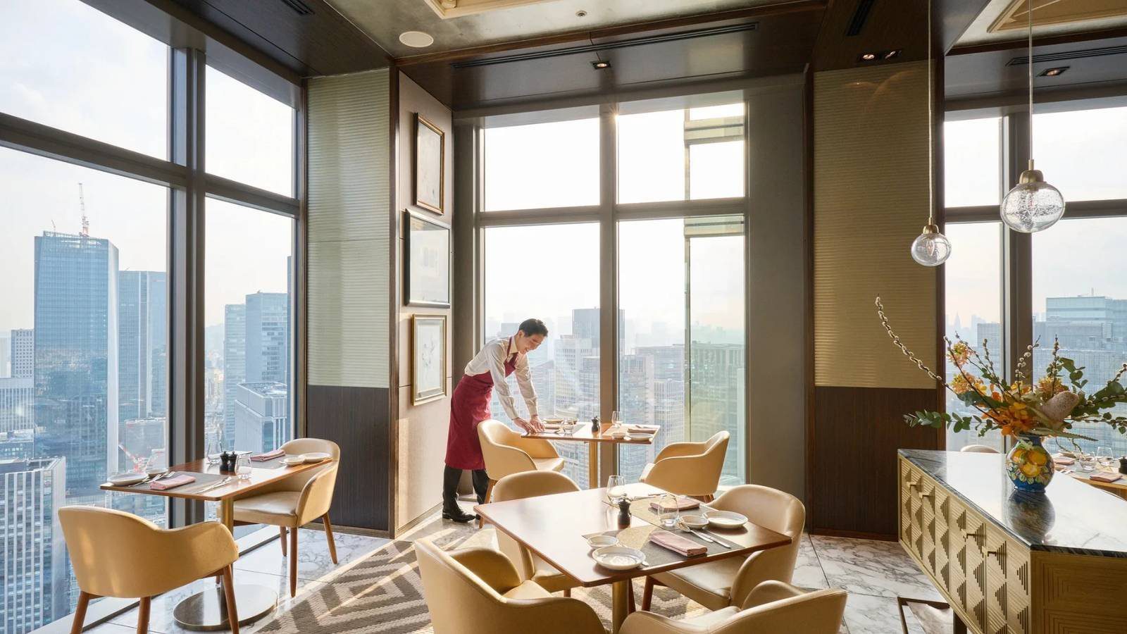 東京文華東方酒店 K'shiki 靠窗的餐桌與東京市景