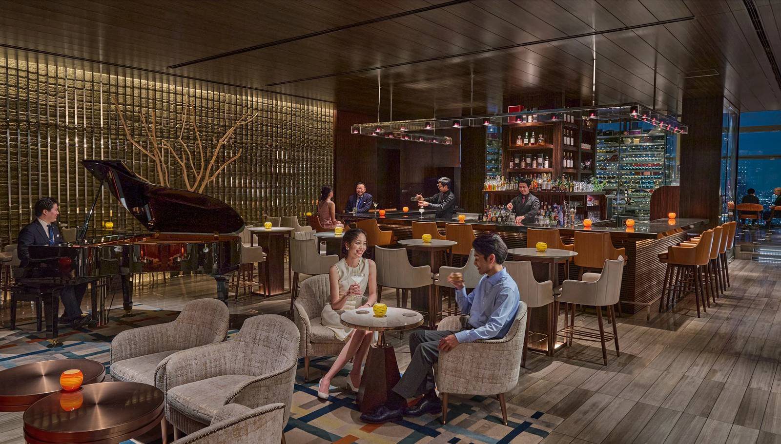 東京文華東方酒店 Mandarin Bar 的鋼琴、吧台與座位區