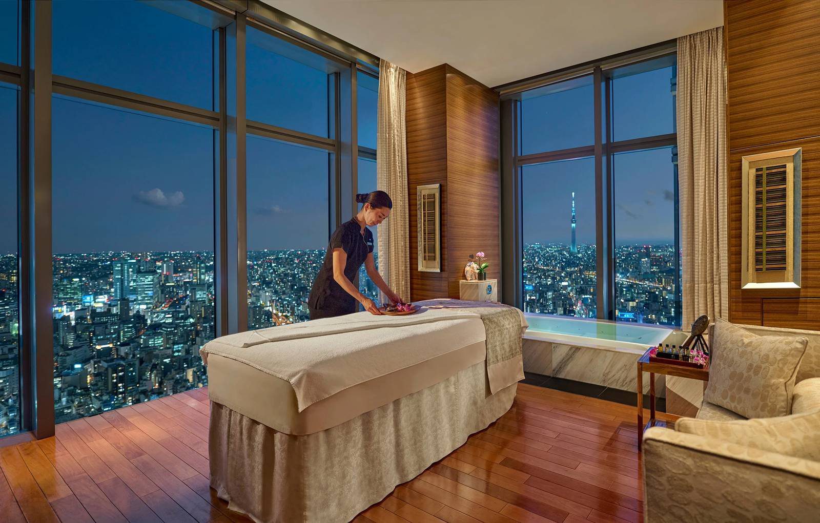 東京文華東方酒店 Spa 療程室與窗外的東京夜景
