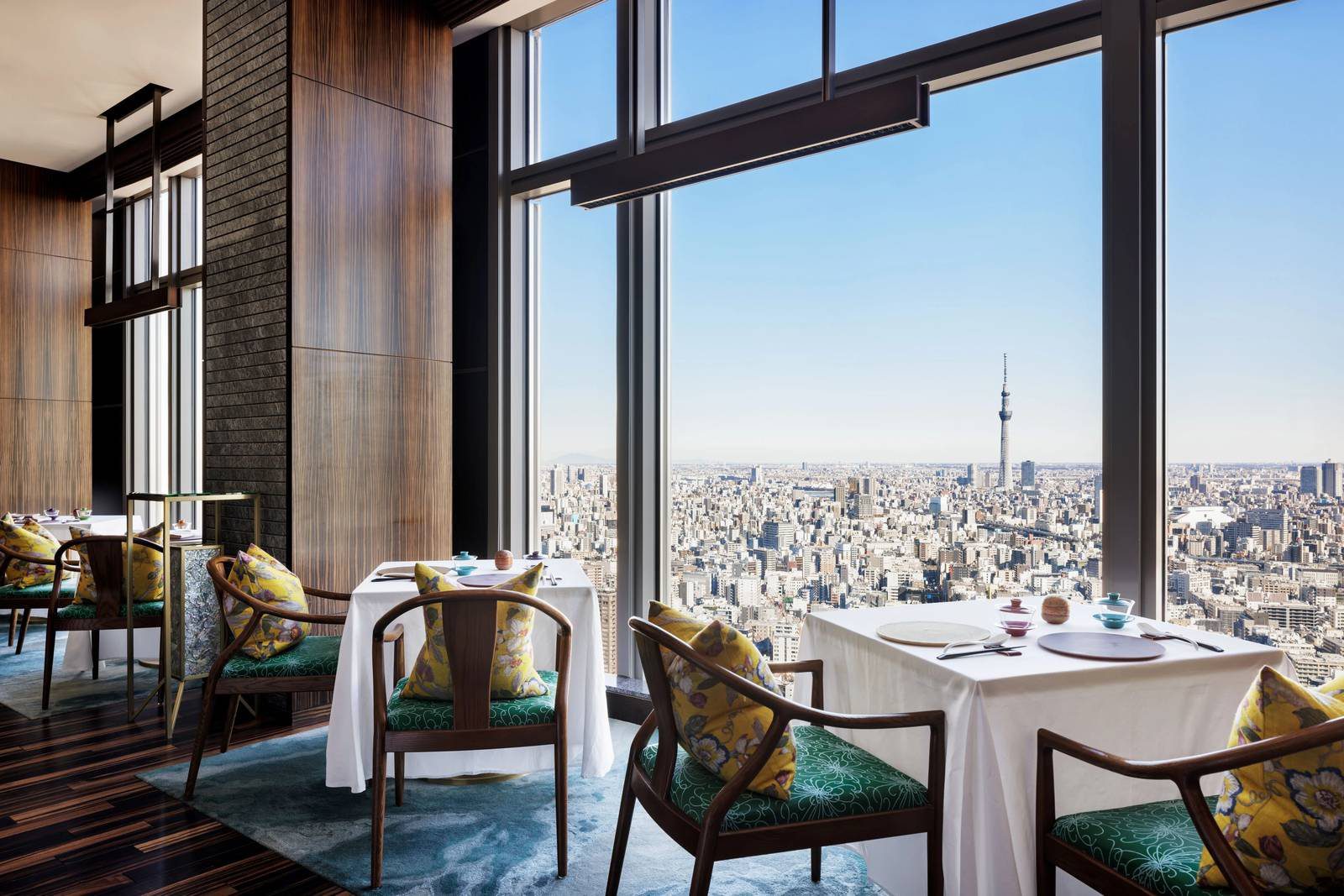 東京文華東方酒店 Sense 粵菜餐廳的靠窗餐桌與晴空塔