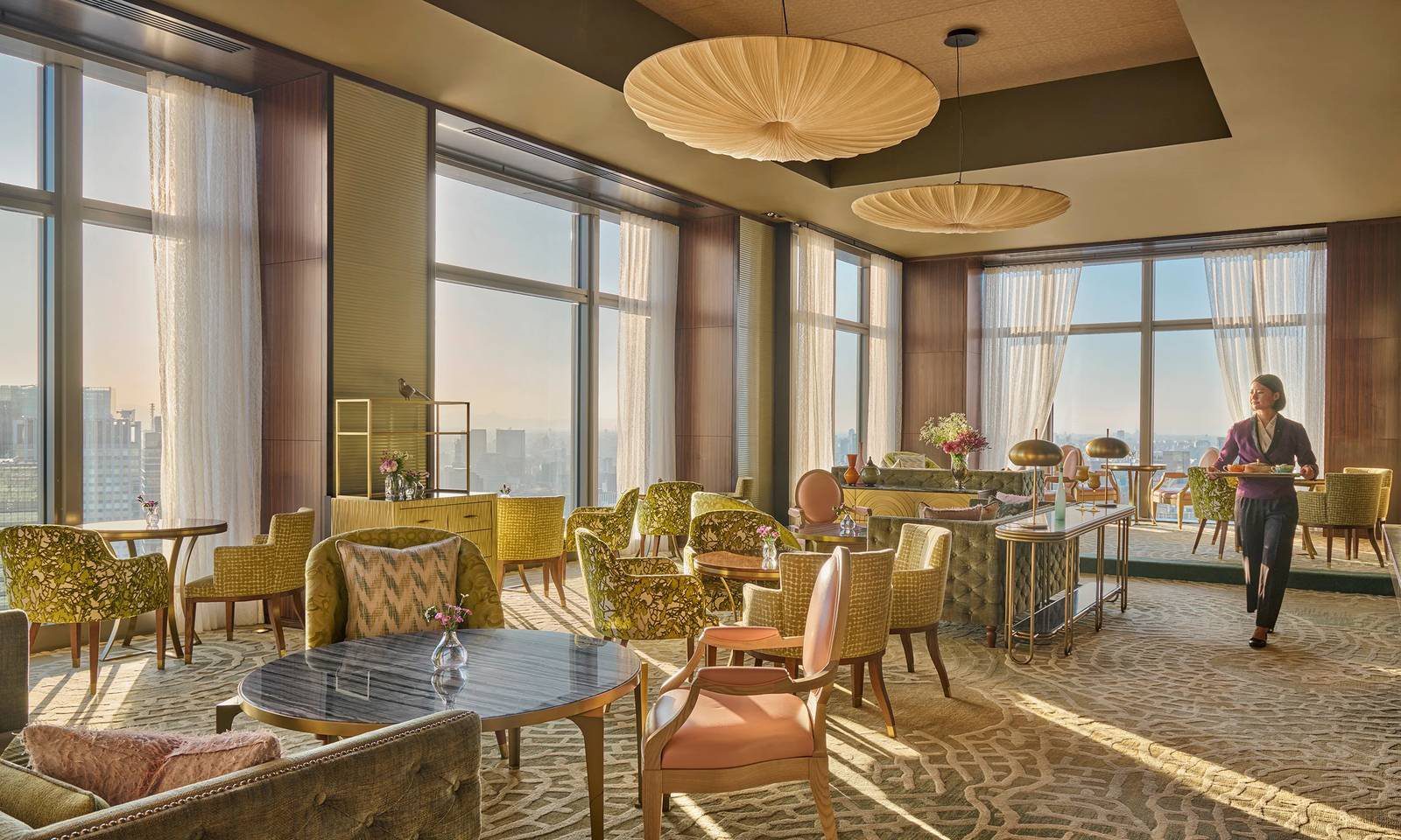 東京文華東方酒店 38 樓 Oriental Lounge 的座位區與落地窗