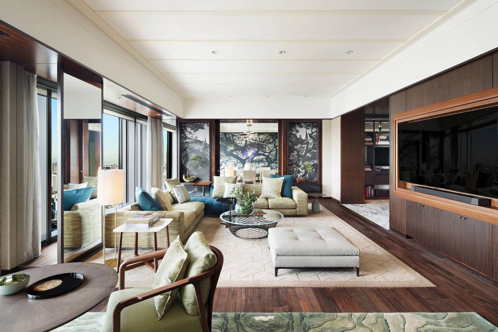 東京文華東方酒店 Presidential Suite 的起居區與整面窗