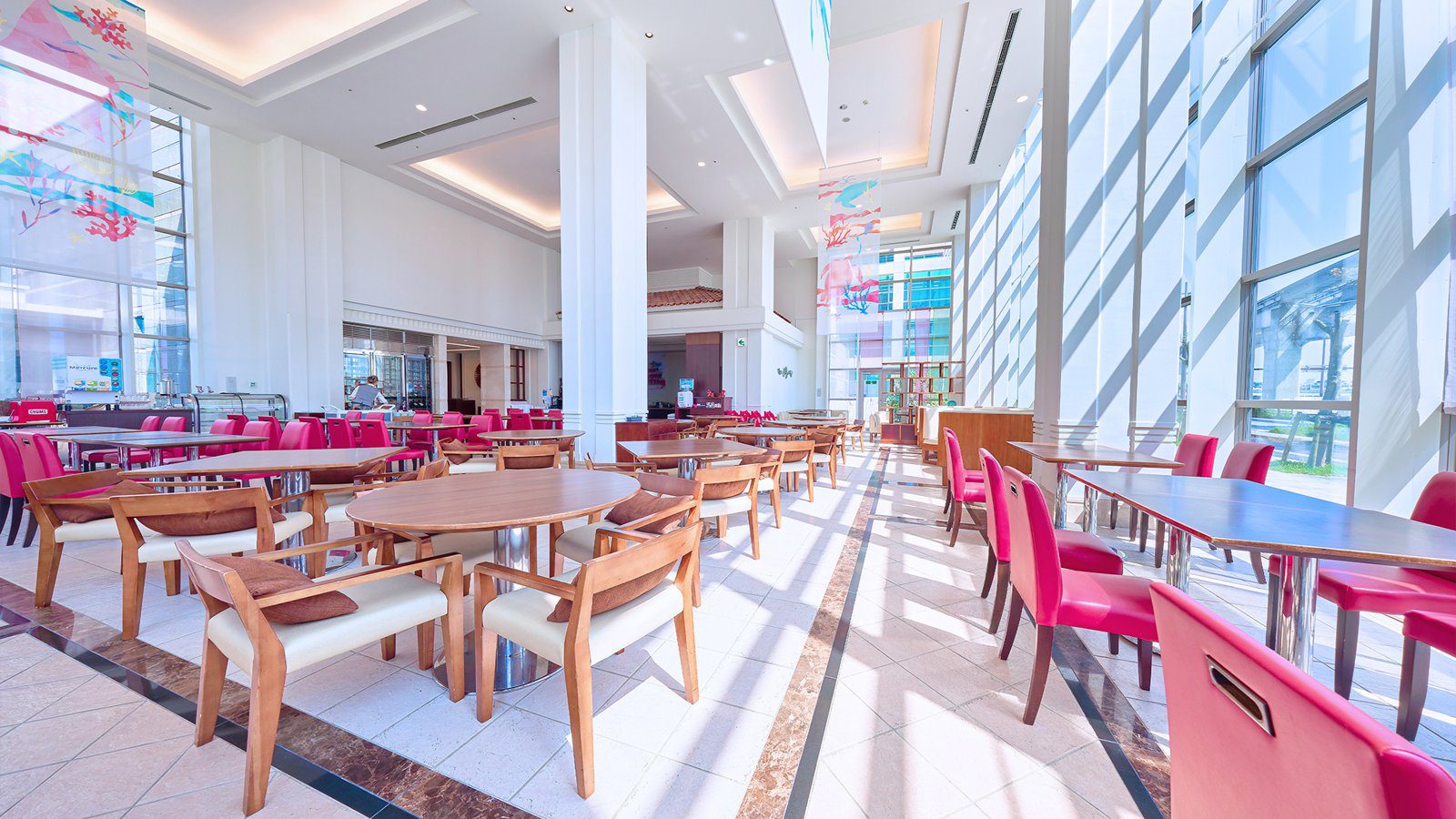 沖繩那霸美居酒店 Bistro de la Mer 挑高明亮的用餐區