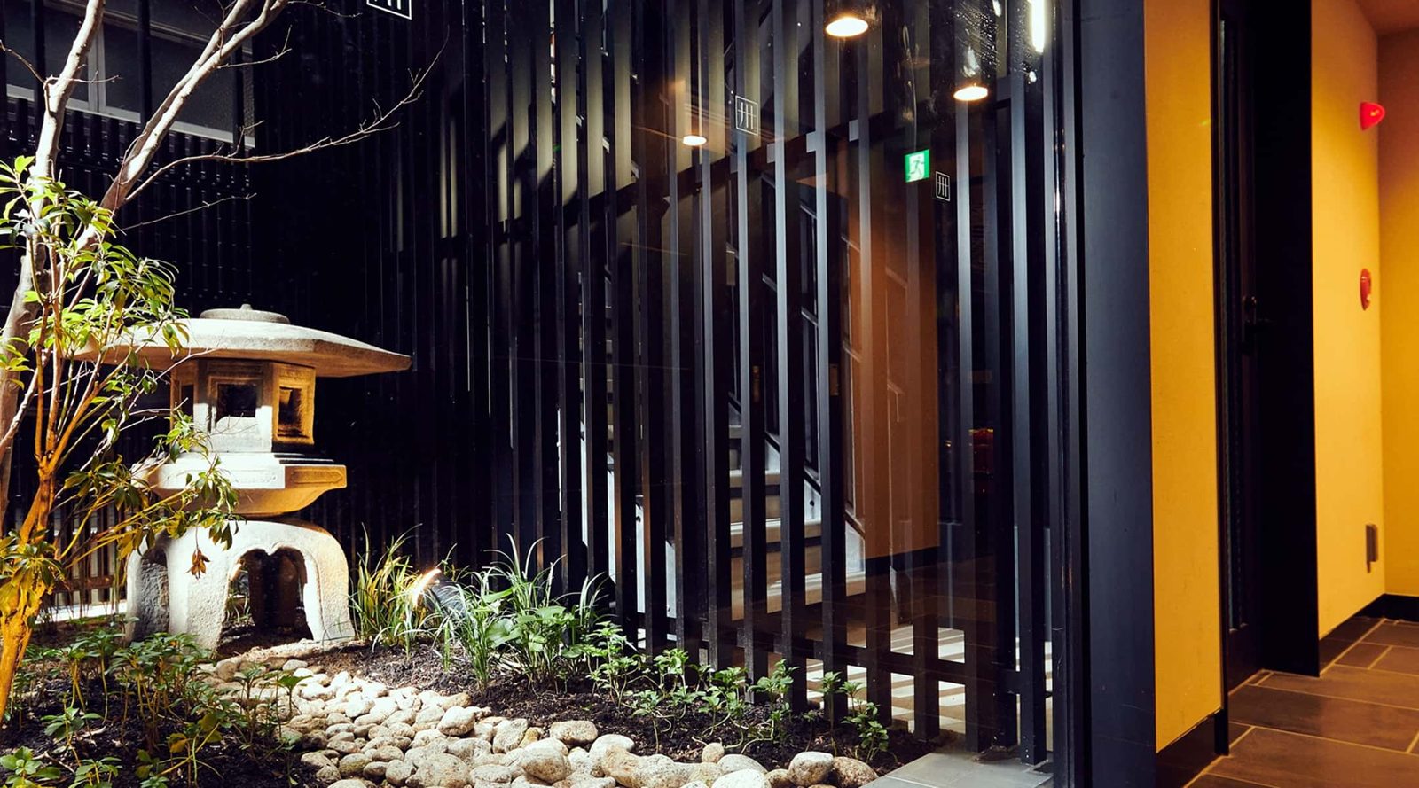 MIMARU京都 二条城 入口的燈籠小庭園，回飯店像回町家