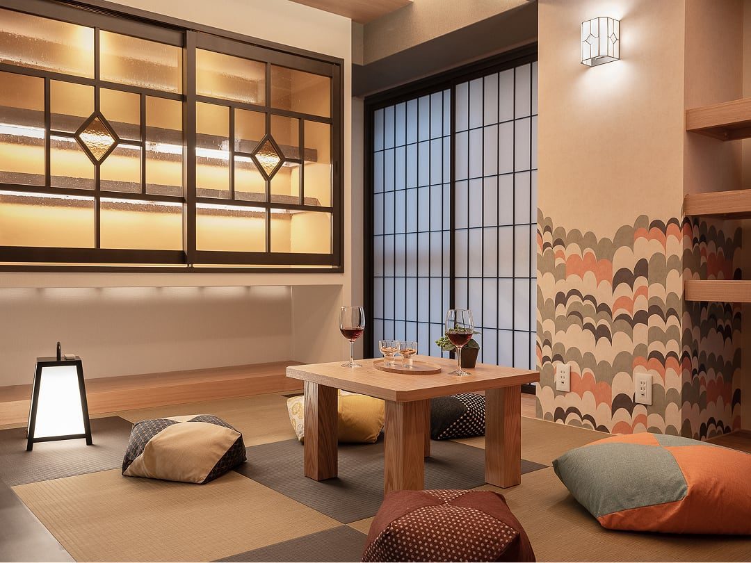 MIMARU SUITES 京都CENTRAL 日式套房的榻榻米房，窗邊是幾何圖案的牆面