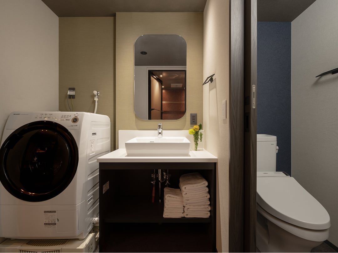 MIMARU SUITES 京都CENTRAL 客房內洗衣烘乾機與雙洗手台