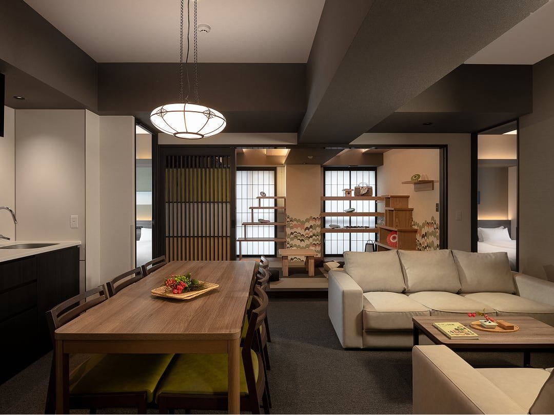 MIMARU SUITES 京都CENTRAL 客廳與餐桌