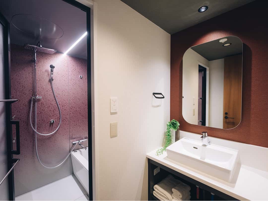 MIMARU SUITES 京都四条 洗手台與淋浴