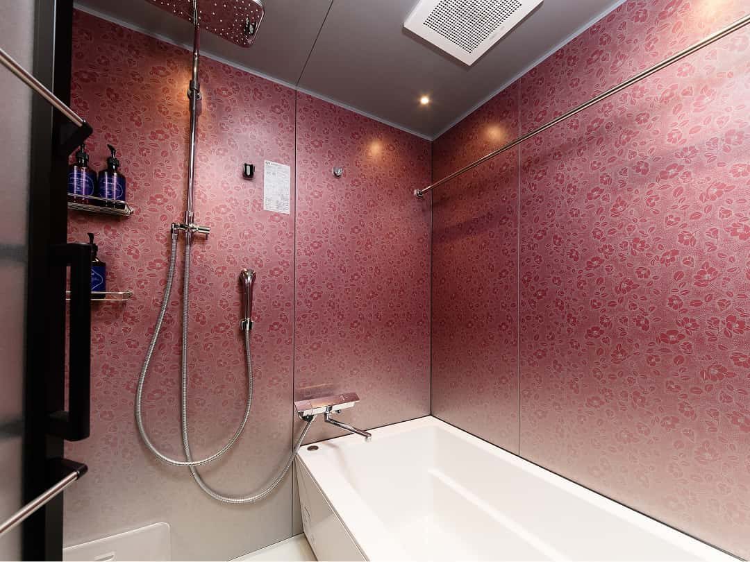 MIMARU SUITES 京都四条 紅色磁磚浴室