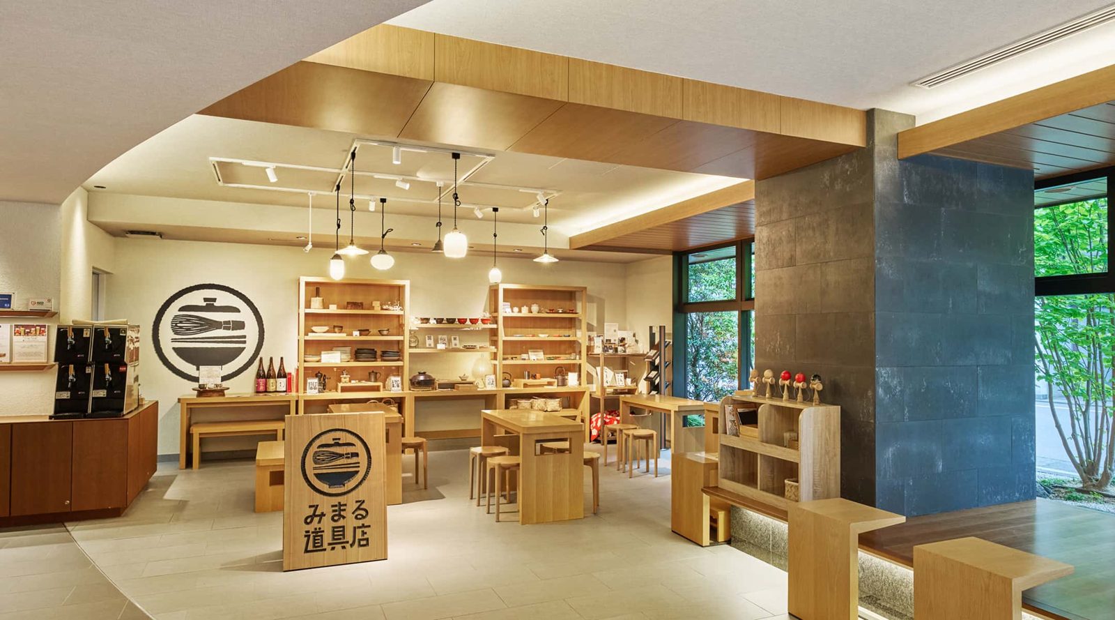 MIMARU SUITES 京都四条 大廳的「道具店」：鍋具、餐具與劍玉都能借