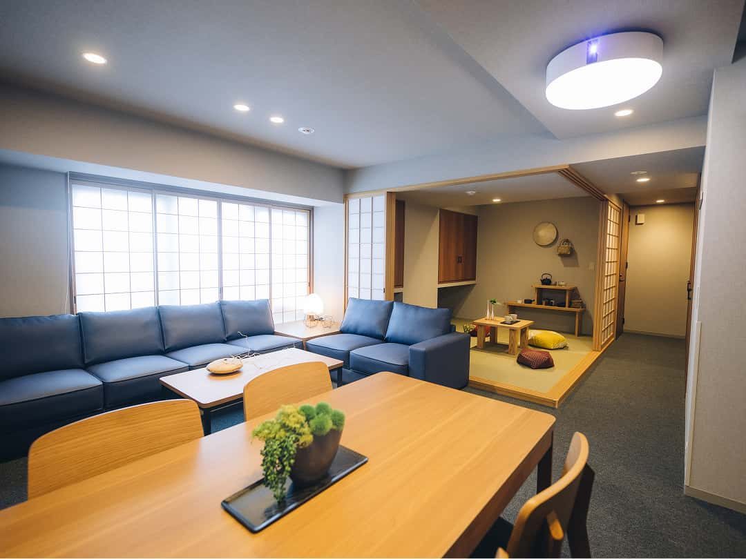 MIMARU SUITES 京都四条 客廳與餐桌