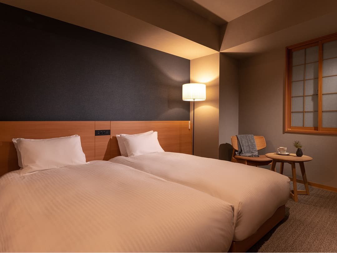 MIMARU SUITES 東京浅草 臥室與窗景