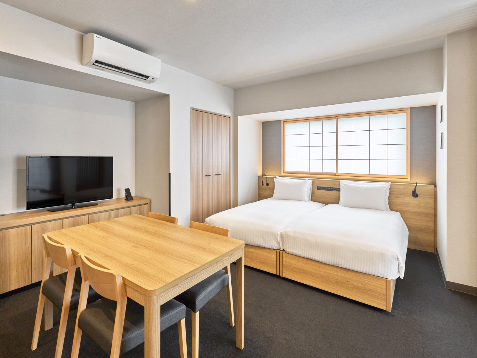 MIMARU東京 上野稲荷町 客房餐桌與床鋪