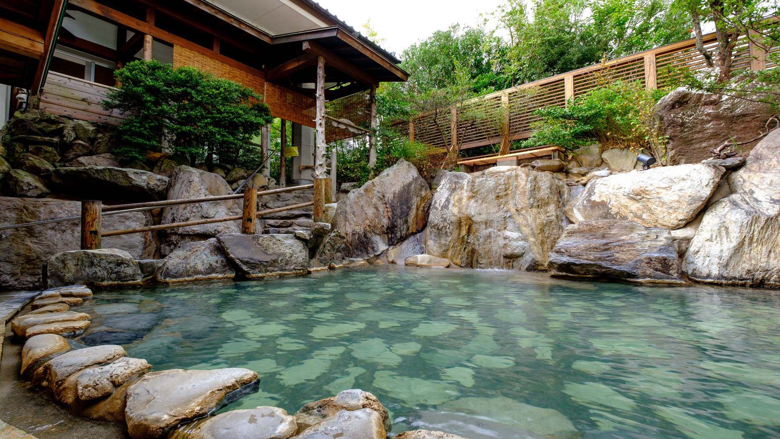 三朝溫泉 三朝館 瀧之湯的露天風呂かがみの滝湯