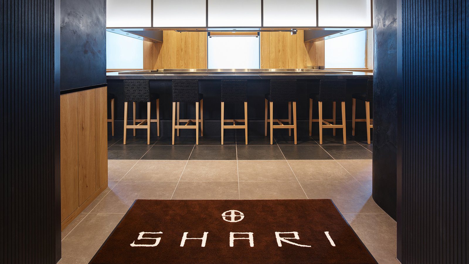 三井花園飯店 銀座五丁目 SHARI 入口的店名地墊與後方的吧台座位