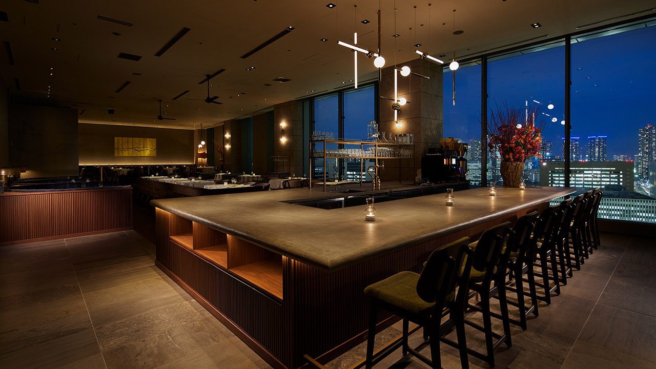 三井花園飯店 銀座 Premier 16 樓餐廳 RISTORANTE E’VOLTA 的吧台與窗景