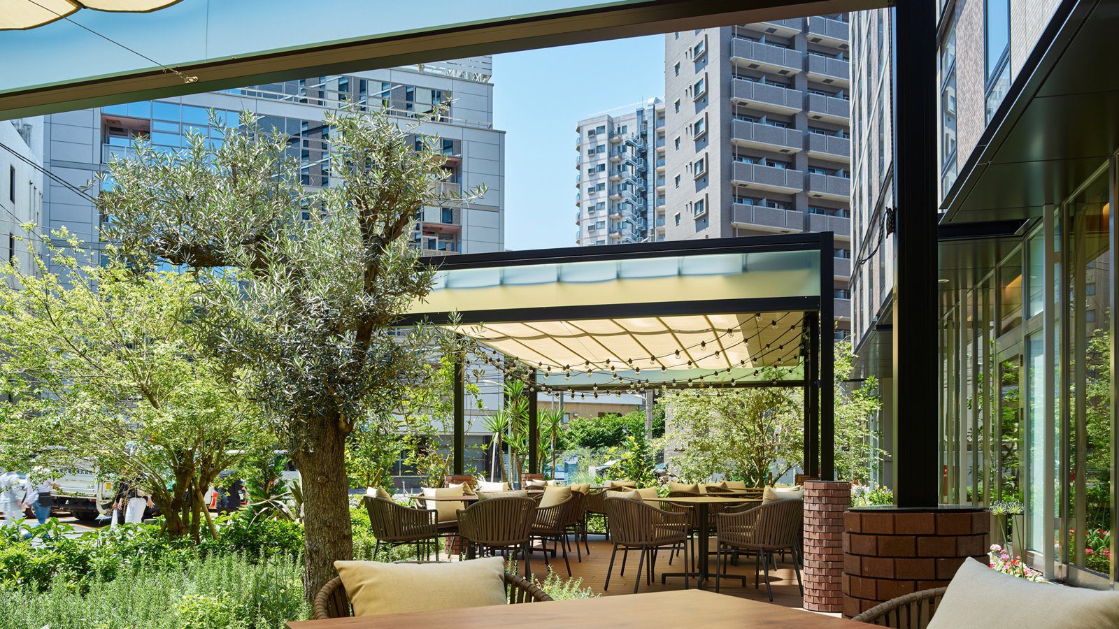 三井花園飯店 五反田 餐廳外種著樹木的花園露台