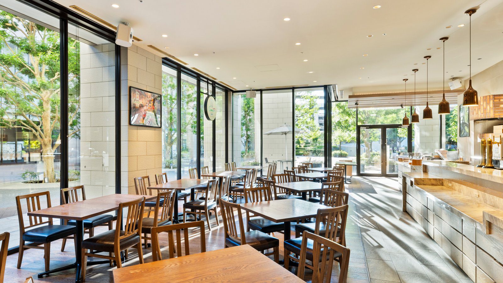 三井花園飯店 柏之葉 Come Sta 餐廳的木桌椅與整面玻璃窗