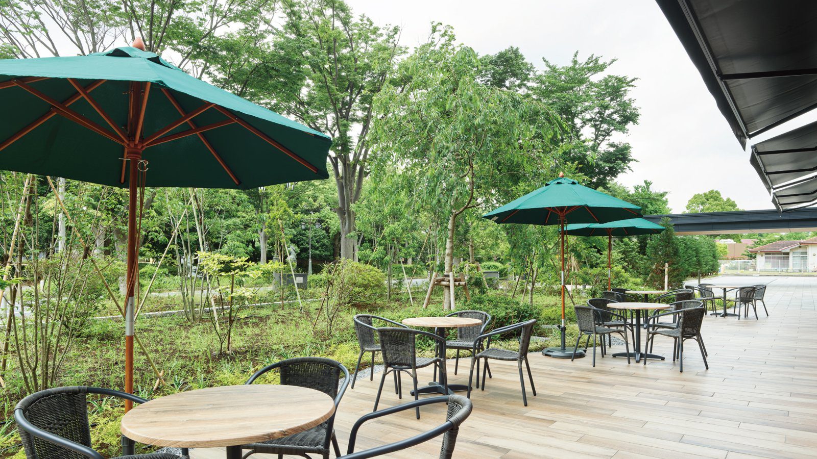 三井花園飯店 柏之葉 Park Side 餐廳外露台的綠色陽傘與圓桌