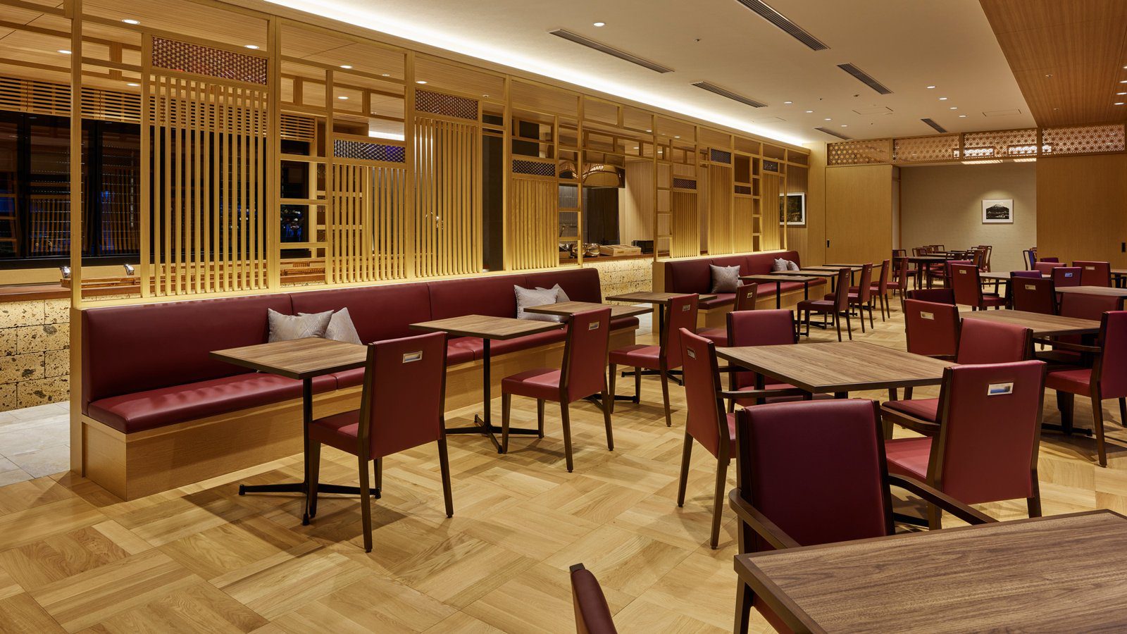 三井花園飯店 柏之葉 Park Side 丁字屋餐廳的紅色座椅與木格柵牆