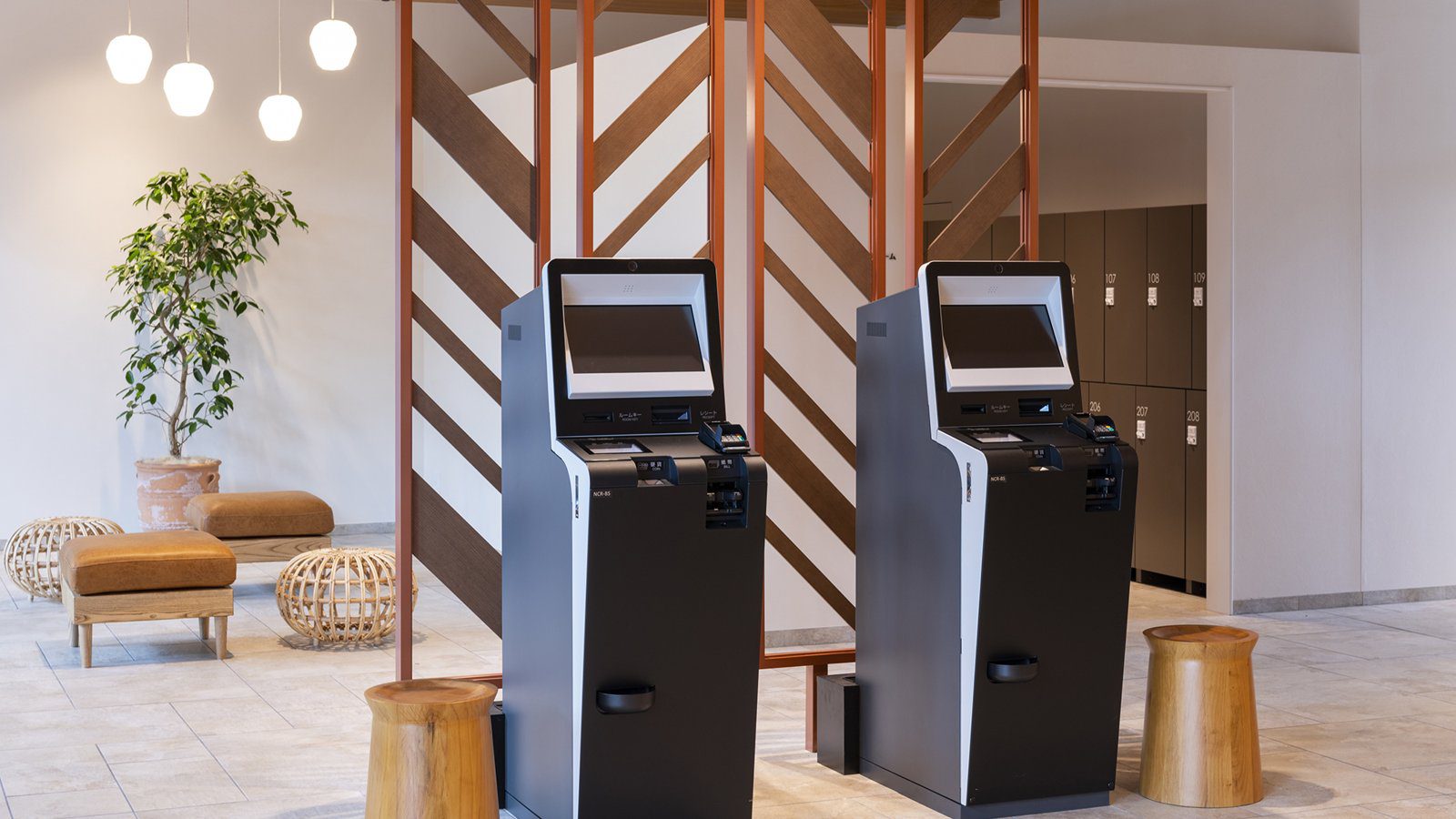 三井花園飯店 柏之葉 Park Side 大廳的兩台自助入住機