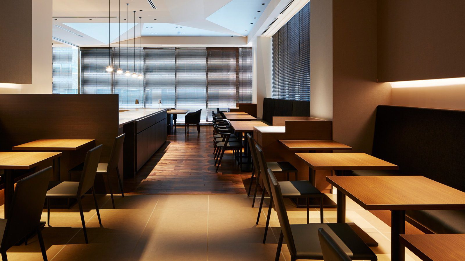 三井花園飯店 京橋 2 樓餐廳的木桌座位與吊燈