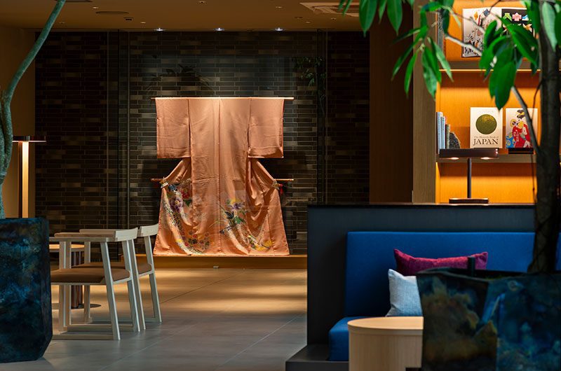 三井花園飯店 京都三条 Premier 大廳的和服展示與交誼空間