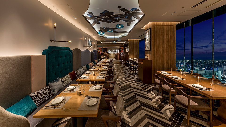 三井花園飯店 名古屋 Premier 18 樓 SKY BAR 的座位與名古屋夜景
