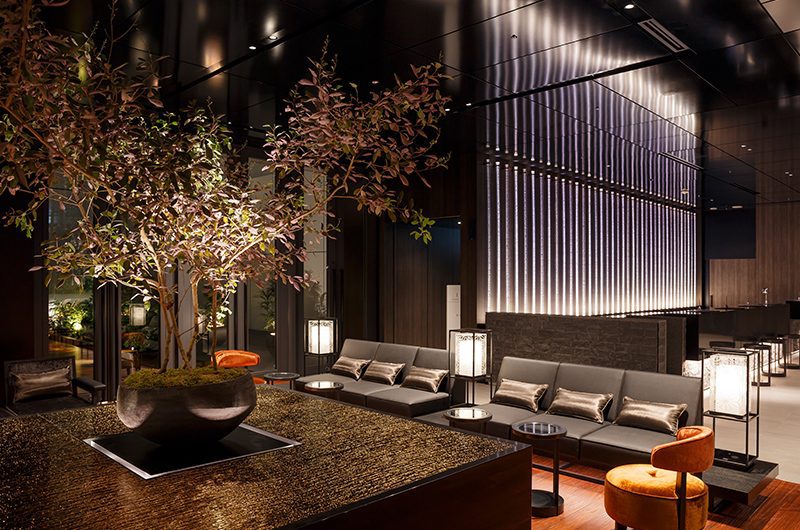 三井花園飯店 日本橋 Premier 9 樓大廳的植栽與行燈