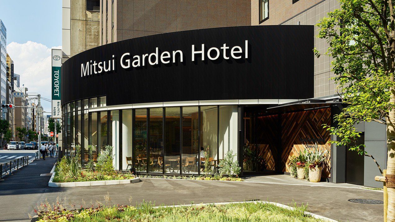 三井花園飯店 大手町 面向街道的 1 樓入口與 Mitsui Garden Hotel 招牌