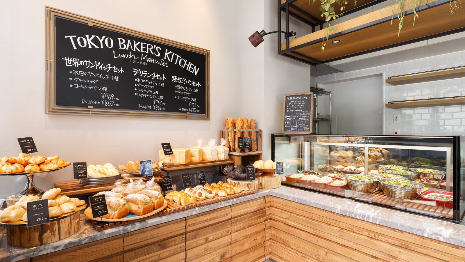三井花園飯店 大手町 TOKYO BAKER'S KITCHEN 的麵包櫃與黑板菜單