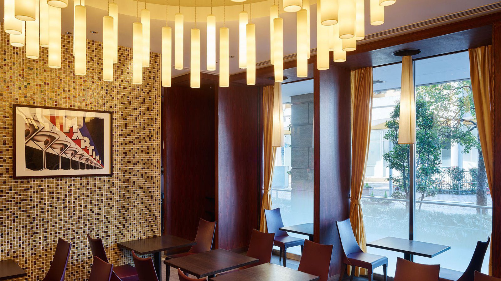 三井花園飯店 汐留義大利街 La Marea 餐廳的吊燈、畫作與窗邊座位