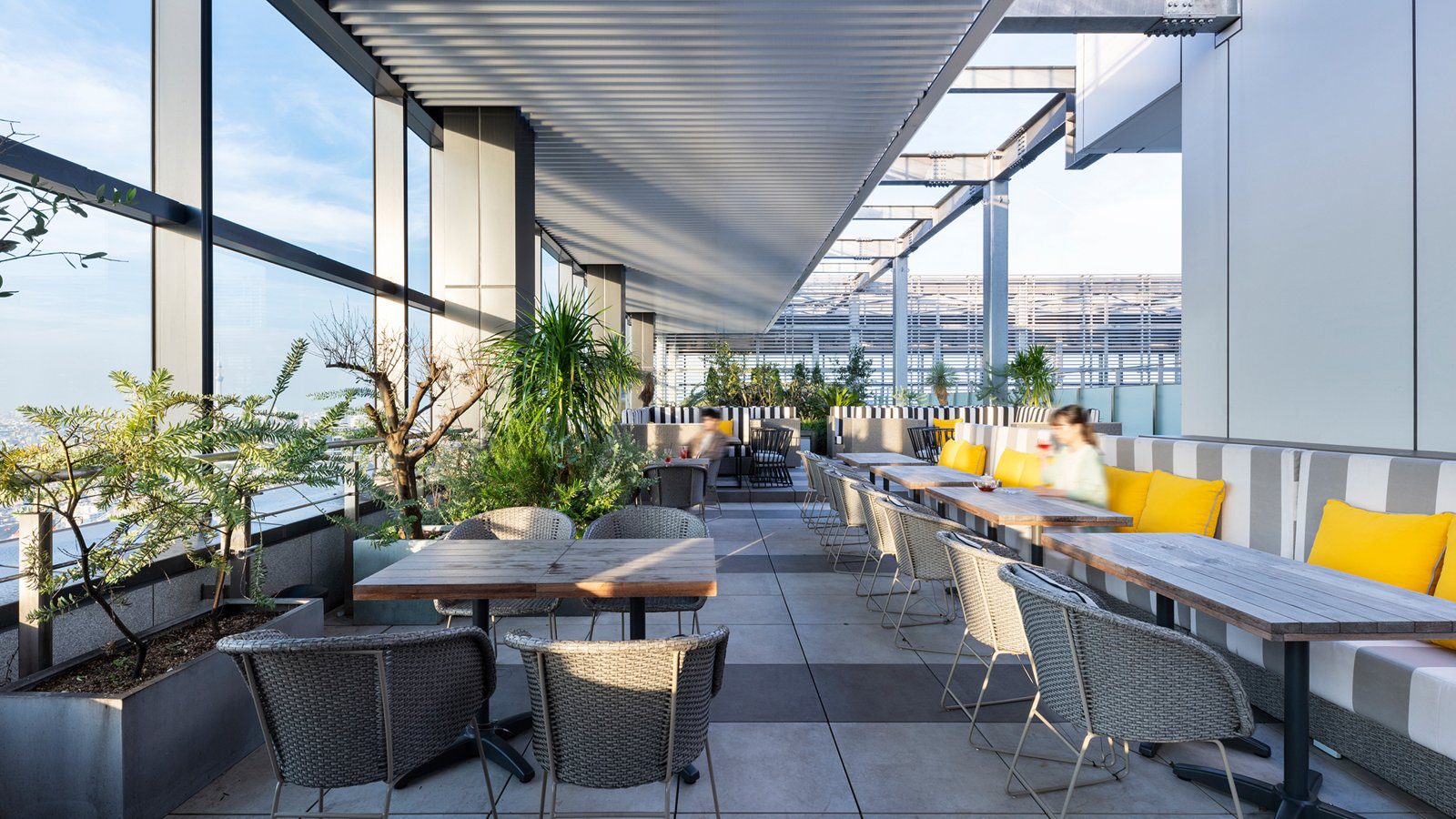 三井花園飯店 豐洲 Premier 36 樓餐廳露台座位與植栽