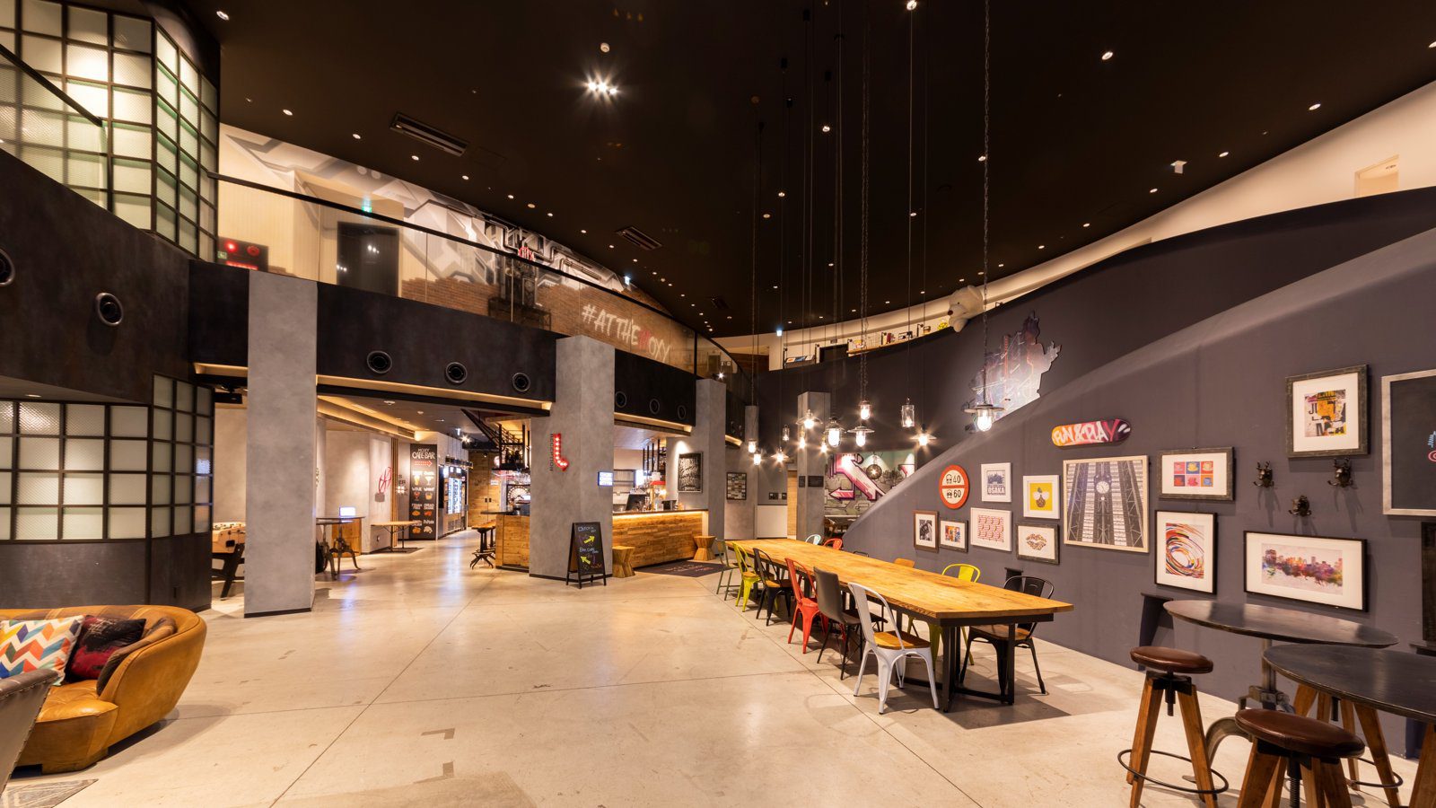 大阪本町 Moxy 酒店 大廳交誼區與牆面裝飾