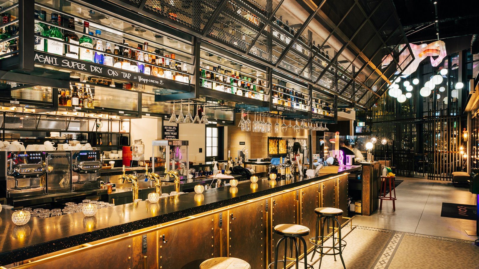 大阪新梅田 Moxy 酒店 Bar Moxy 長吧檯