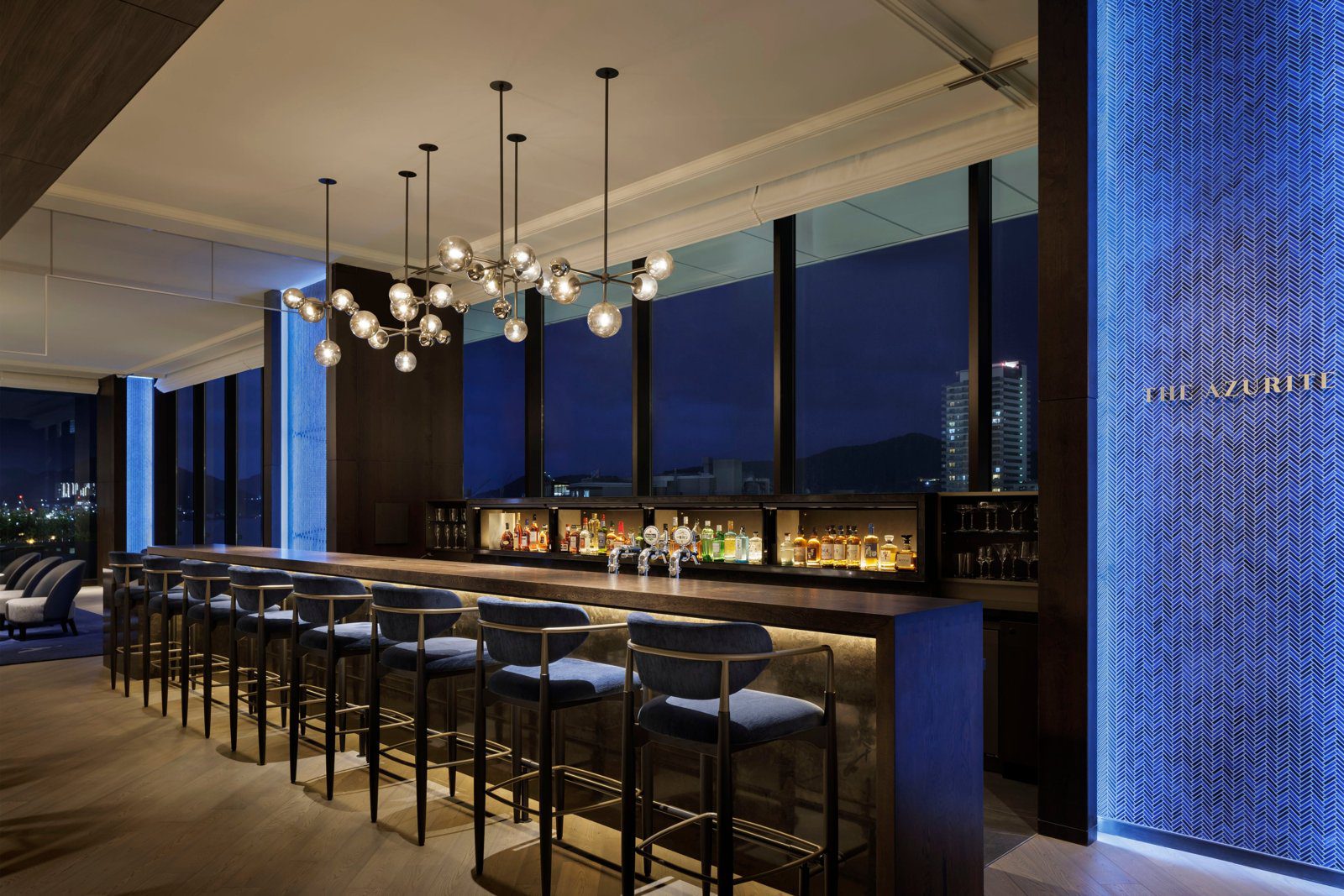 長崎萬豪酒店 THE AZURITE 吧台與藍色光牆夜景