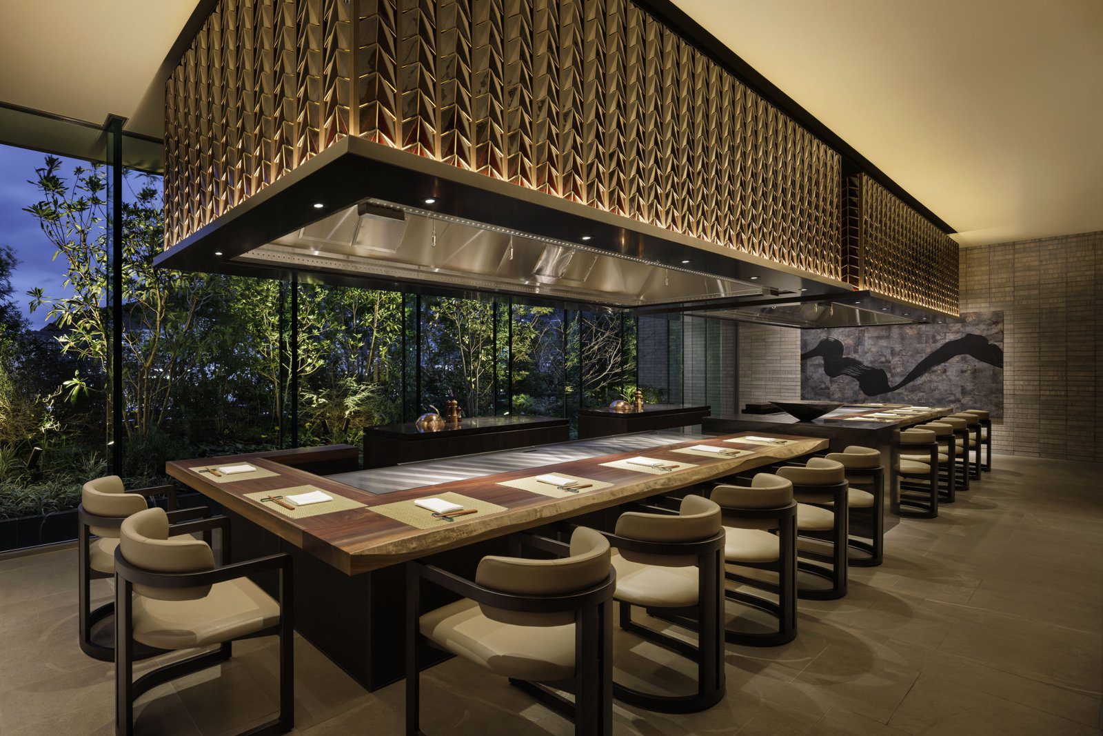長崎萬豪酒店 鐵板燒 De Jima 的吧台與庭園