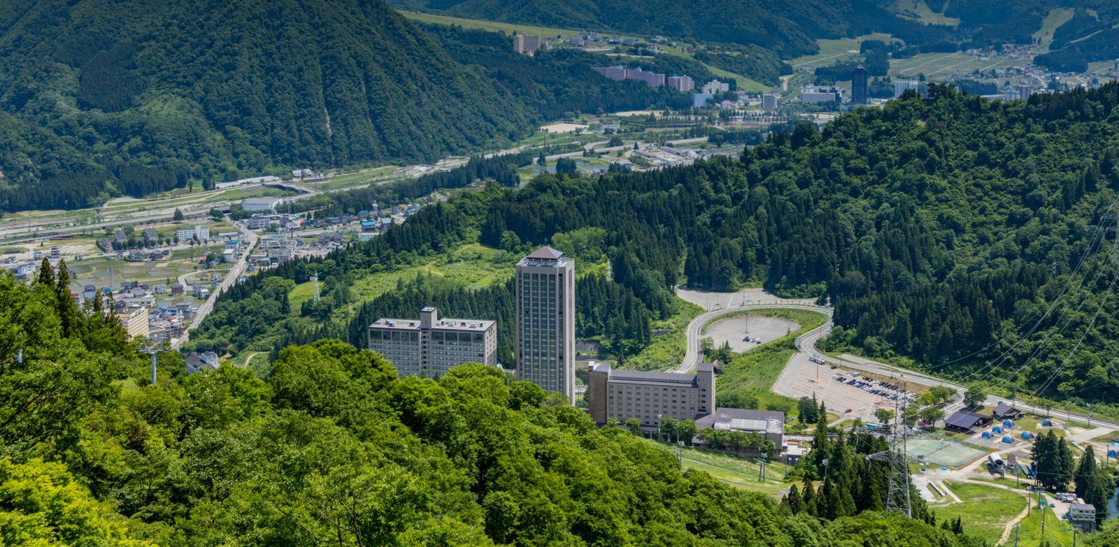 越後湯澤 NASPA 新大谷飯店 從山上俯瞰飯店與湯澤町山谷