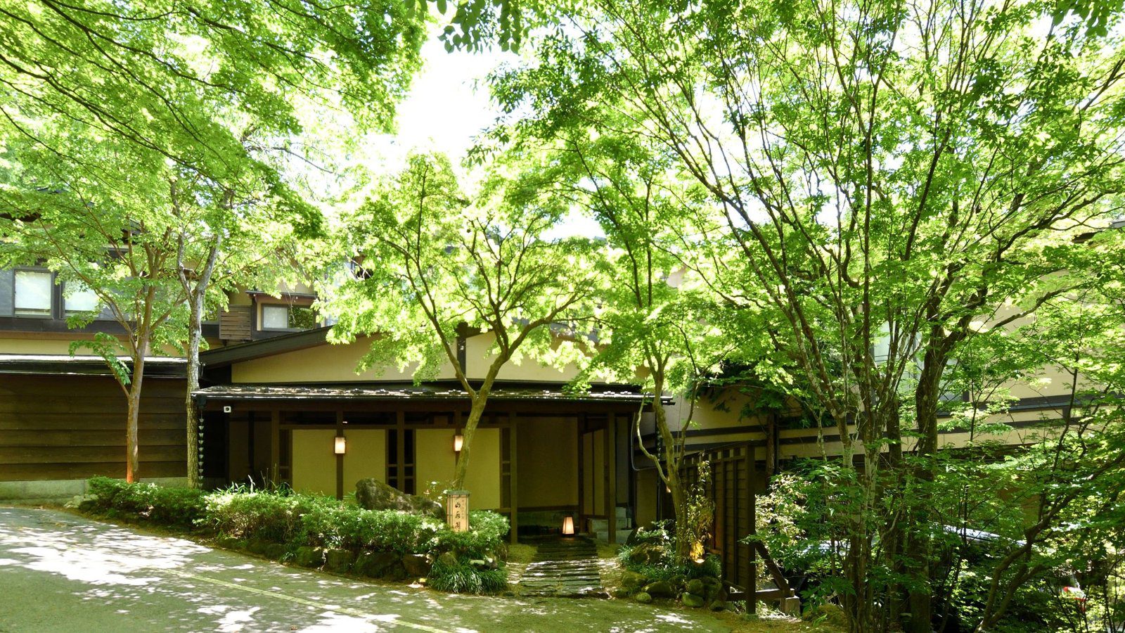 那須溫泉 山水閣 新綠森林環抱的木造館舍