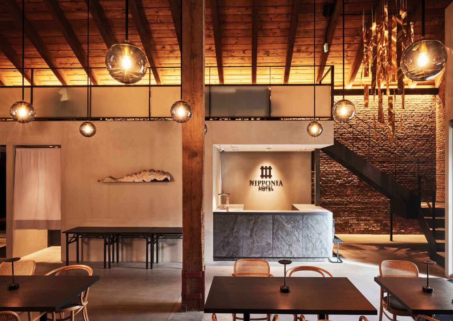 NIPPONIA HOTEL 函館 港町 磚牆的用餐與休息空間