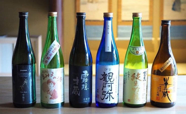 NIPPONIA HOTEL 伊賀上野 城下町 餐廳的佐餐酒