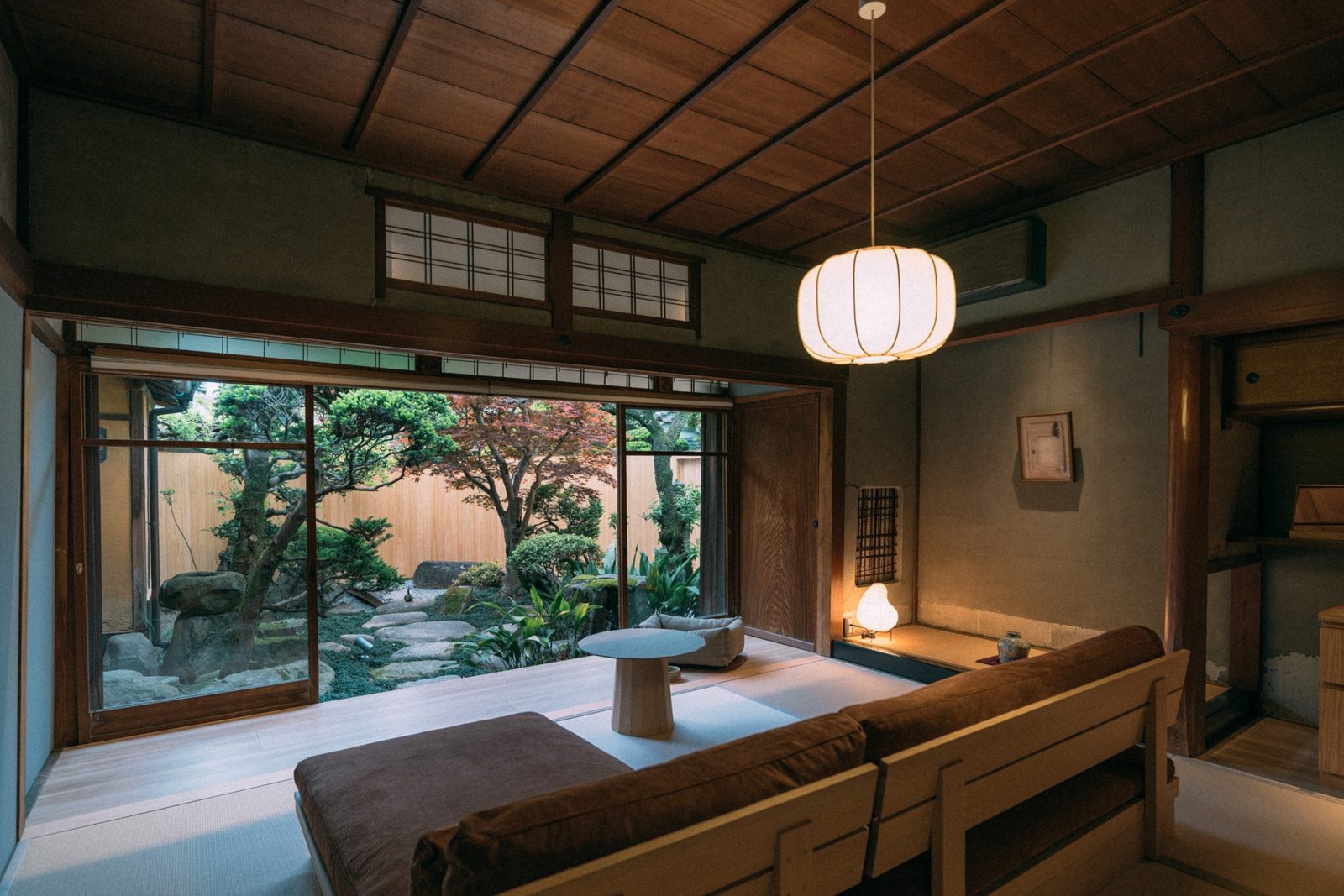 NIPPONIA HOTEL 伊賀上野 城下町 面向庭園的和式起居空間