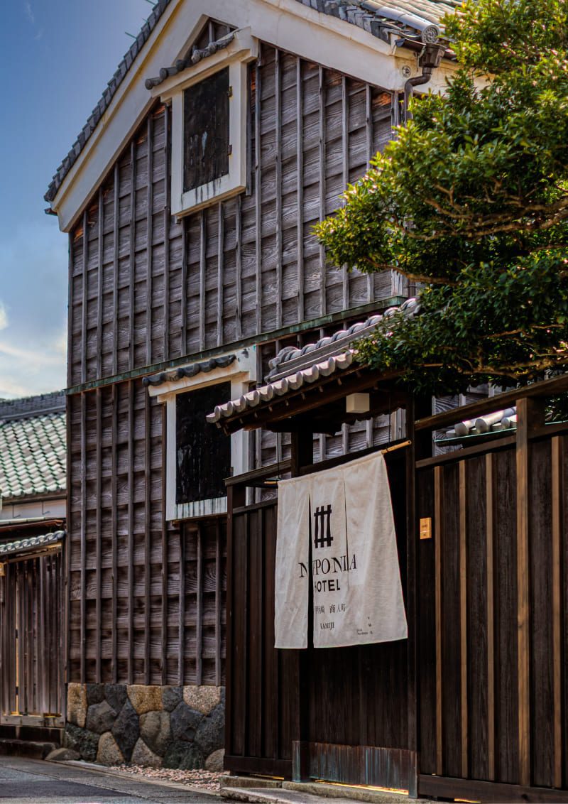 NIPPONIA HOTEL 伊勢河崎 商人町 河崎的黑牆街景